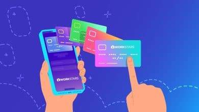 Bancos digitais. Imagem mostra um celular com o logo do site Workstars e quatro cartões coloridos saindo da tela