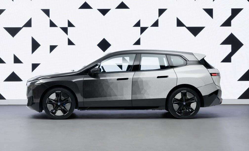 Carro da BMW iX Flow que muda de cor apresentado na CES 2022 | Foto: BMW